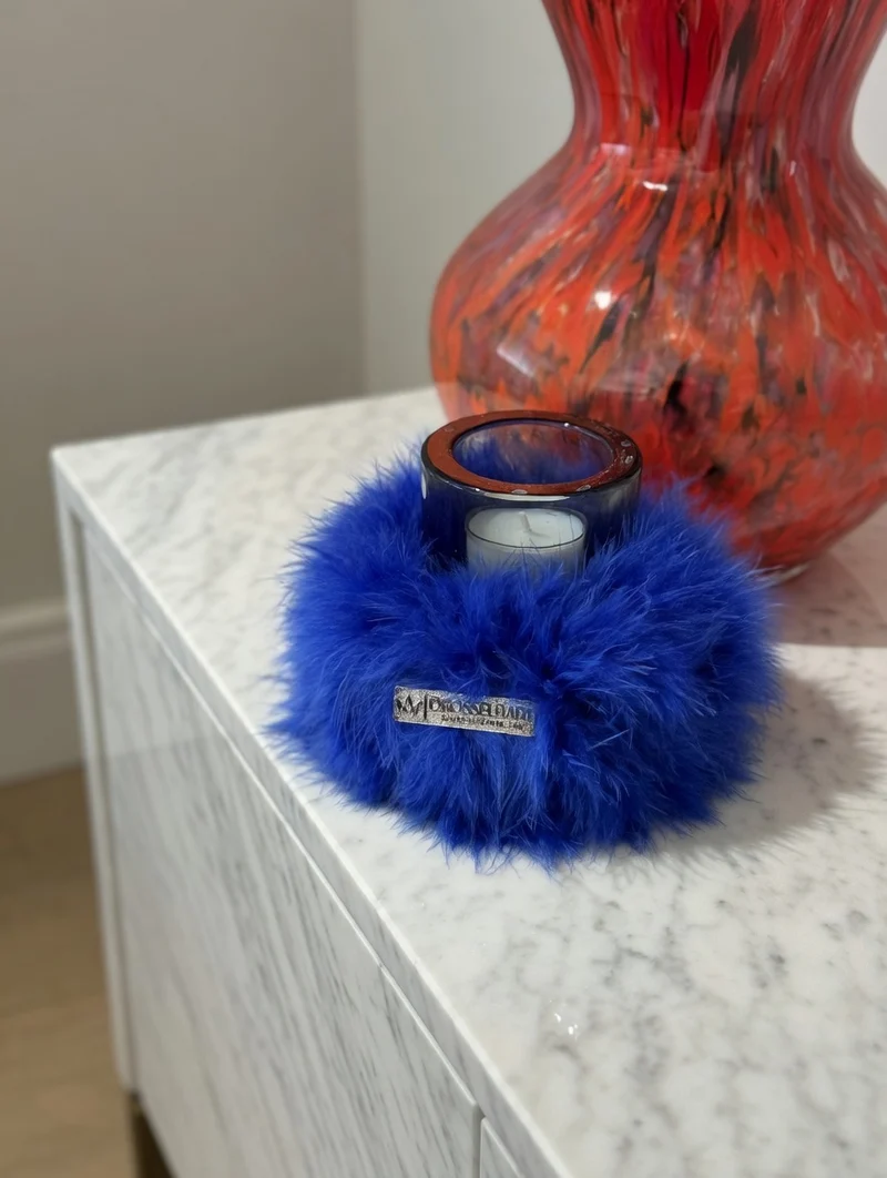 „Ein Thron .. aus Maraboufedern blau " ... um kleine Sachen prunkvoll in Szene zu setzen