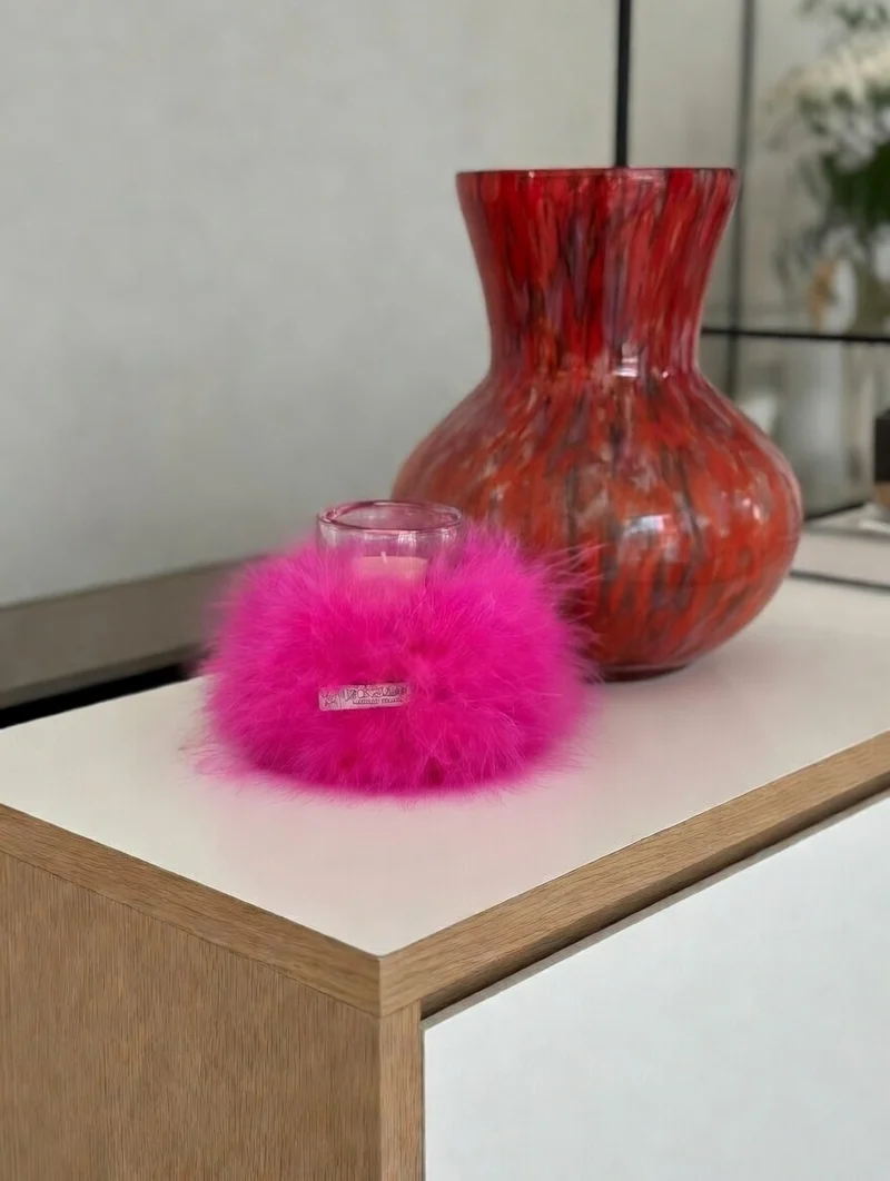 „Ein Thron .. aus Maraboufedern Neonpink " ... um kleine Sachen prunkvoll in Szene zu setzen